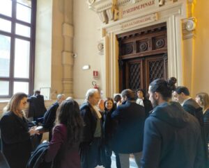Avvocati e pubblico in attesa davanti all'aula della IV Sezione Penale della Corte di Cassazione