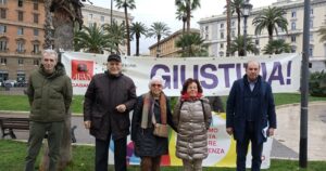 Alcuni attivisti dell'Afeva (Associazione famigliari e vittime amianto) hanno fatto un presidio davanti alla Corte di Cassazione