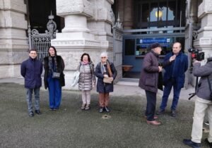 Da sinistra, il sindaco Emanuele Capra e la capa di gabinetto del Comune di Casale Cecilia Strozzi, davanti alla Cassazione insieme ad alcuni attivisti dell'Afeva