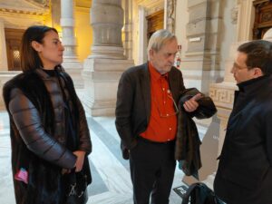 Un giornalista (al centro) intervista il sindaco di Casale, Emanuele Capra, presente in Cassazione con la capo di Gabinetto Cecilia Strozzi 